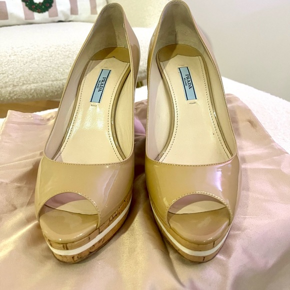 Classic and timeless beige patent leather Prada wedge cork heels - Picture 2 of 13